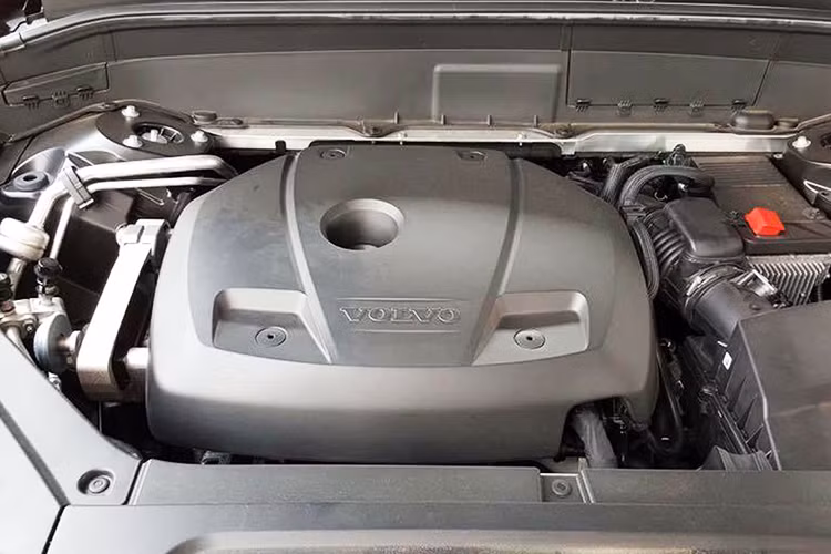 Volvo XC90 T6 Inscription được trang bị động cơ 4 xi-lanh thẳng hàng có dung tích chỉ 2 lít. Tuy nhiên nhờ vừa được trang bị tăng áp lẫn siêu nạp nên động cơ này có công suất tối đa lên tới 316 mã lực và mô-men xoắn cực đại 295 Nm. Động cơ này được nối với hệ thống dẫn động 4 bánh kèm theo hộp số tự động 8 cấp Aisin AW TG-81 SC.