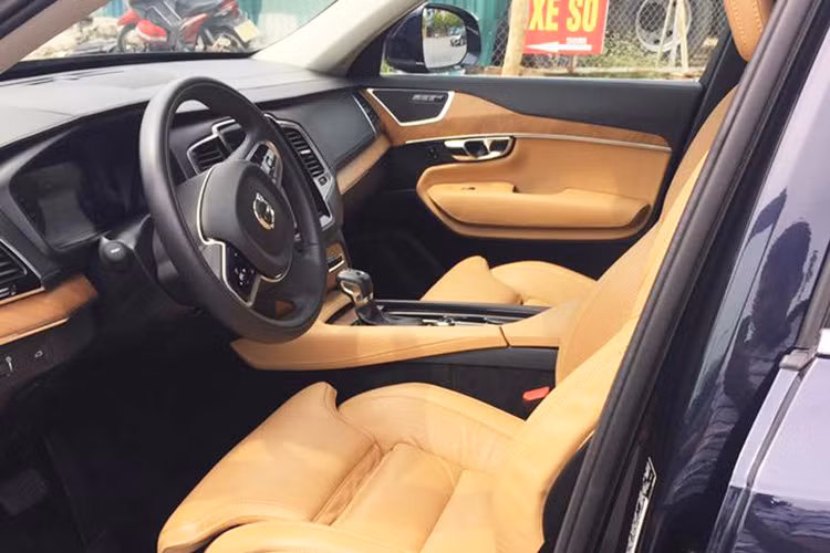 Mở các cánh cửa xe ra, nội thất của Volvo XC90 T6 Inscription không gây ấn tượng mạnh ngay từ đầu như các đối thủ tới từ Đức do có thiết kế giản dị, ít chi tiết phức tạp. Tuy nhiên tiếp xúc kỹ hơn, người dùng mới có thể cảm nhận được sự sang trọng và tinh tế của mẫu SUV hạng sang Bắc Âu này.