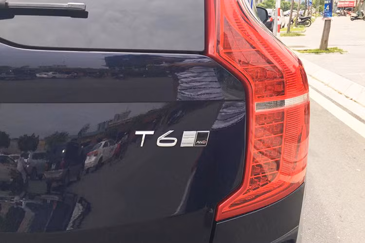 Bên cạnh đó, các đèn hậu cũng được thiết kế mỏng và được đặt dọc theo chiều cao xe là đặc điểm truyền thống của dòng XC90. Tuy nhiên với phiên bản XC90 thế hệ mới này, đèn hậu của chiếc xe cũng đã được nâng cấp lên công nghệ chiếu sáng LED ấn tượng hơn.