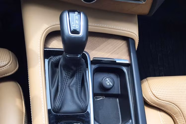 Một số hệ thống an toàn được trang bị sẵn trên Volvo XC90 T6 Inscription gồm camera 360 độ, cảm biến hồng ngoại xung quanh xe, cảnh báo chuyển làn, cảnh báo va chạm trước sau, phanh khẩn cấp, hỗ trợ đỗ xe tự động, cảnh báo điểm mù, tự động đọc biển báo...