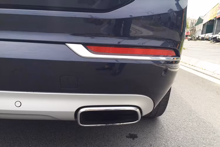 Thuộc phân khúc cỡ trung, XC90 sở hữu các số đo cơ bản bao gồm chiều dài tổng thể 4.950 mm, rộng 2.140 mm, cao 1.775 mm và chiều dài cơ sở 2.984 mm. Bên cạnh đó là thể tích khoang hành lý 704 lít và bình xăng 71 lít. Xe được trang bị hai ống xả cỡ lớn ngay dưới cản sau.