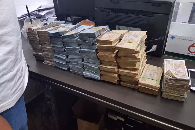 Phải mất cả buổi sáng, cửa hàng mới làm xong thủ tục và bàn giao chiếc xe môtô phân khối lớn cho vị khách hàng đặc biệt này. (Trong ảnh là số tiền đã được đại lý xe máy Kawasaki tại Sài Gòn xếp lại đầy đủ 150 triệu).