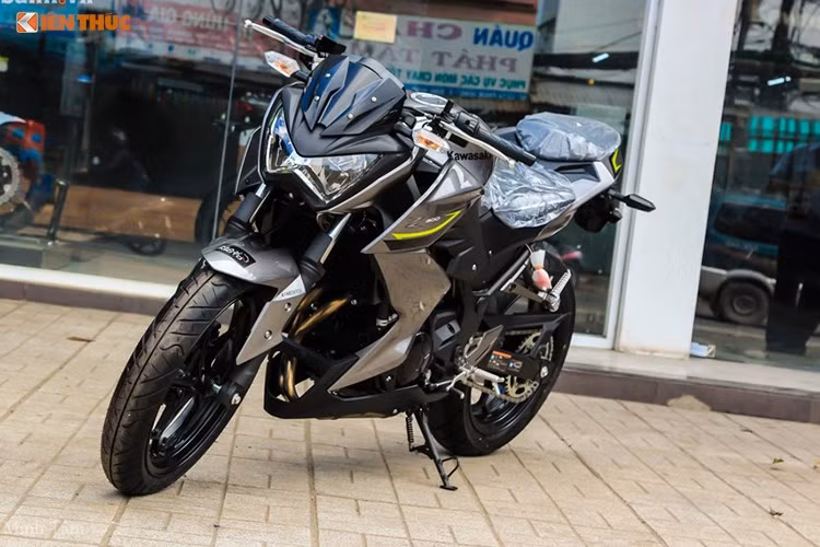 Kawasaki Z300 là mẫu naked-bike được phân phối chính hãng tại Việt Nam từ đầu 2016. Chiếc xe này phù hợp với những người muốn một phương tiện có thể sử dụng hàng ngày để đi làm trong thành phố cũng như đi phượt. Phiên bản mới của mẫu naked-bike giá mềm này vừa được nhập khẩu chính hãng về thị trường Việt Nam với 2 màu mới cá tính.