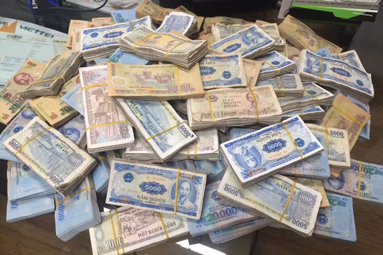 Số tiền lẻ hơn 150 triệu đồng bao gồm các mệnh giá khác nhau gồm; loại 1.000 đồng, 2.000 đồng, 5.000 đồng, 10.000 đồng cho đến lớn nhất là 20.000 đồng. Cửa hàng xe máy này đã phải huy động 4 nhân viên kiểm đếm trong khoảng hơn một giờ đồng hồ mới giải quyết xong số tiền này.