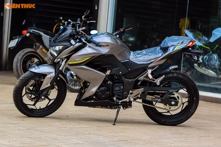 Tại thị trường Việt Nam, Kawasaki Z300 ABS 2017 sẽ được phân phối chính hãng với 2 màu sắc mới là phiên bản màu xám và màu cam-đen. Mẫu Z300 ABS 2017 sẽ có giá bán là 139 triệu đồng (đã bao gồm VAT) tại các đại lý Kawasaki chính hãng trên cả nước. Nó sẽ là đối thủ cạnh tranh trực tiếp với KTM Duke 390 và Benelli BN 302 hay Yamaha MT-03.