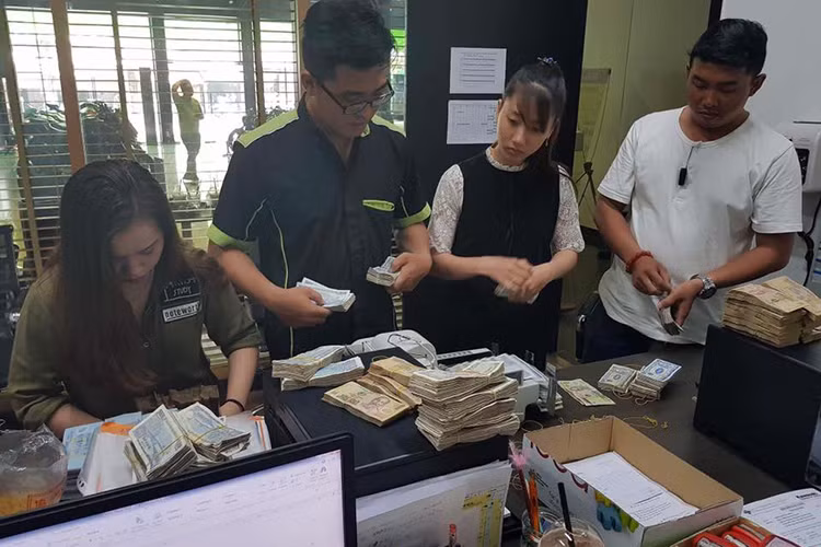 Theo chị Nguyễn Phương Vy, đại diện cửa hàng Kawasaki tại Sài Gòn cho biết, đây là lần đầu tiên có một khách hàng mang nhiều tiền lẻ đến mua xe như thế. Chiếc Kawasaki Z300 có giá bán 139 triệu đồng. Vị khách hàng đã thanh toán 150 triệu đồng gồm cả dịch vụ đăng ký biển số.