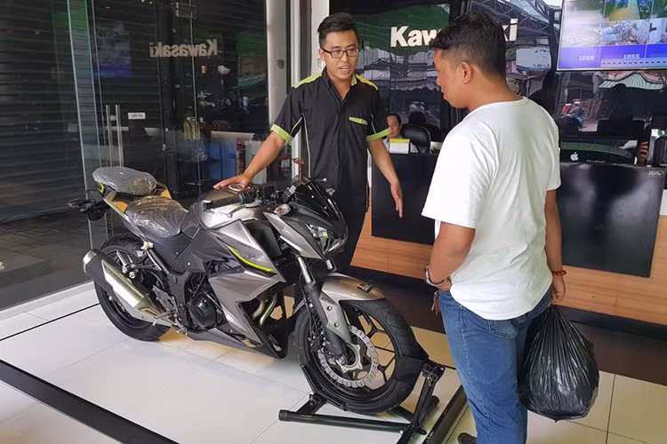 Sáng 15/7 vừa qua, một khách hàng tên Thạnh tại TP HCM đã mang túi tiền lẻ khoảng 155 triệu đồng đến đại lý chính hãng của Kawasaki tại Việt Nam để mua chiếc xe môtô Kawasaki Z300 ABS. Khi bước vào cửa hàng, anh Thạnh tiến đến một chiếc Z300 ABS màu xám, ngắm nghía rồi nhanh chóng đặt túi tiền màu đen tại bàn lễ tân.