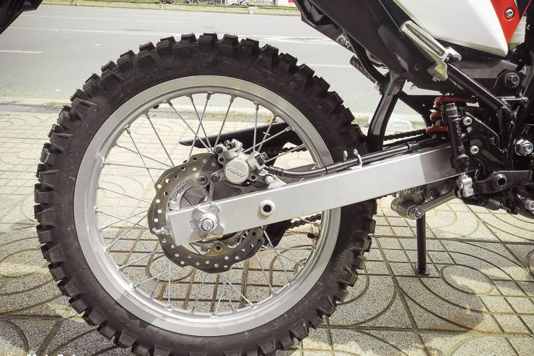 Ở phía sau, CRF150L sử dụng vành đường kính 18inch đi kèm với lốp bản rộng 4,1inch. Hệ thống phuộc sau có dạng monoshock kết nối đa điểm Pro-Link với khoảng hành trình lên tới 207mm, trong khi phanh sau có đĩa đường kính 220mm kết hợp heo Nissin 1 piston.