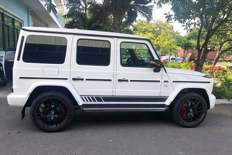 Về ngoại thất, Mercedes-AMG G63 2019 mới thể hiện phong cách hầm hố và cá tính với cản trước và các hốc hút gió cỡ lớn, lưới tản nhiệt hình thang Panamerica, cụm đèn pha LED dạng tròn, đèn xi nhan được bố trí nhô hẳn trên nắp ca-pô khác biệt và độc đáo, đi kèm cùng các đường dập thẳng nhỏ chạy dài từ phần đầu đến đuôi xe.