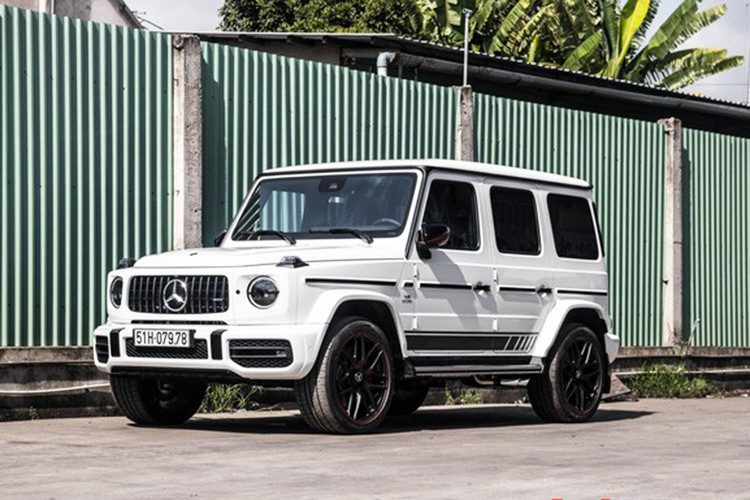 Chiếc Mercedes-AMG G63 Edition 1 2019 mà Minh Nhựa mới tậu sở hữu ngoại thất màu trắng rất hiếm tại Việt Nam. Xe có các chi tiết viền đỏ ở ngoại thất như chụp gương chiếu hậu, viền mâm xe, bộ mâm thửa riêng kích thước 22 inch sơn đen, cùm phanh màu đỏ bắt mắt. Bộ tem AMG 2 bên thân xe cũng giúp phân biệt với bản tiêu chuẩn.