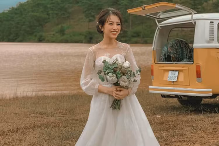 Mặc dù cho đến nay, chưa có thông tin chính thức nào công khai về hôn lễ, tuy nhiên, những dòng trạng thái cập nhật trên trang cá nhân của Phạm Trần Nguyễn Minh Anh và bạn trai Tâm Nguyễn liên tục úp mở về chuyện kết hôn. Nghi vấn càng rộ lên khi những bức hình được cho là ảnh cưới của ái nữ đại gia này được tung lên mạng xã hội.