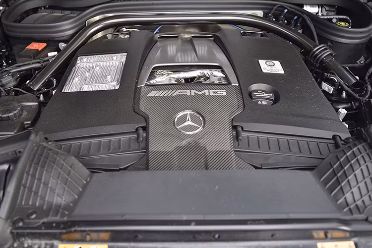 SUV hạng sang Mercedes-AMG G63 của Minh Nhựa cũng sẽ có hệ truyền động như 6 chiếc Mercedes-AMG G63 Edition 1 khác đang có mặt tại Việt Nam Xe sử dụng động cơ xăng V8, tăng áp kép, dung tích 4.0 lít, sản sinh công suất tối đa 577 mã lực và mô-men xoắn cực đại 850 Nm tại dải tua máy 2.500 - 3.500 vòng/phút.