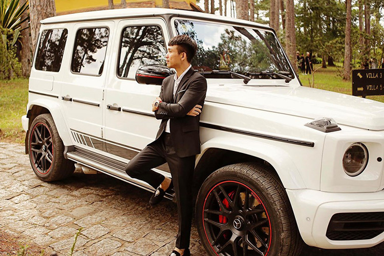 Theo chia sẻ của đại gia siêu xe Minh nhựa trên trang cá nhân, anh cầm lái chiếc Mercedes-AMG G63 trị giá hơn 10 tỷ đồng, mới mua hồi cuối tháng 5 lên Đà Lạt để phục vụ cho việc chụp bộ ảnh cưới của cô con gái đầu Phạm Trần Nguyễn Minh Anh. Chia sẻ hình ảnh ngồi sau cốp xe với nội dung hài hước “nghề mới” đi cùng hastag.