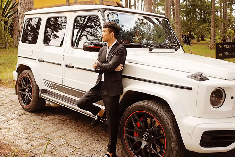 Theo chia sẻ của đại gia siêu xe Minh nhựa trên trang cá nhân, anh cầm lái chiếc Mercedes-AMG G63 trị giá hơn 10 tỷ đồng, mới mua hồi cuối tháng 5 lên Đà Lạt để phục vụ cho việc chụp bộ ảnh cưới của cô con gái đầu Phạm Trần Nguyễn Minh Anh. Chia sẻ hình ảnh ngồi sau cốp xe với nội dung hài hước “nghề mới” đi cùng hastag.