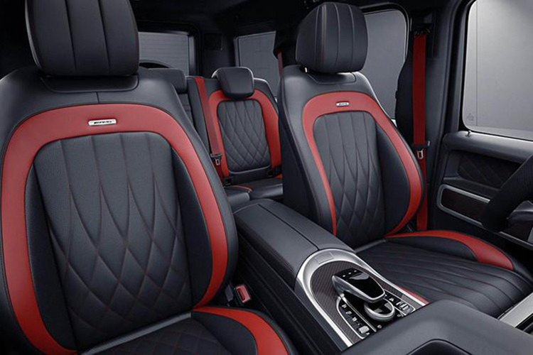 Một số trang bị nổi bật khác gồm hệ thống âm thanh Burmester, cửa sổ trời chỉnh điện, gói ghế ngồi chỉnh đa hướng chủ động Active Multicontour Seat tích hợp chức năng sưởi ấm, chỉnh điện và ghi nhớ 3 vị trí, điều hòa tự động ba vùng, cửa sổ trời, hệ thống định vị cao cấp Comand Online, hệ thống âm thanh và hệ thống camera 360 độ.