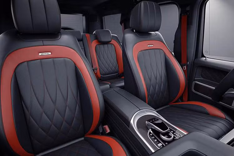 Một số trang bị nổi bật khác gồm hệ thống âm thanh Burmester, cửa sổ trời chỉnh điện, gói ghế ngồi chỉnh đa hướng chủ động Active Multicontour Seat tích hợp chức năng sưởi ấm, chỉnh điện và ghi nhớ 3 vị trí, điều hòa tự động ba vùng, cửa sổ trời, hệ thống định vị cao cấp Comand Online, hệ thống âm thanh và hệ thống camera 360 độ.