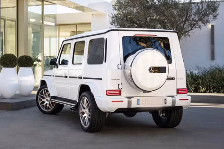 Sức mạnh của động cơ được truyền tới bánh thông qua hộp số tự động 9 cấp mới nhất của hãng Mercedes-Benz, nhờ đó, Mercedes-AMG G63 Edition 1 của Minh Nhựa đang chờ bàn giao chỉ cần 4,5 giây để tăng tốc lên 100 km/h từ vị trí đứng yên trước khi đạt vận tốc tối đa 220 km/h.