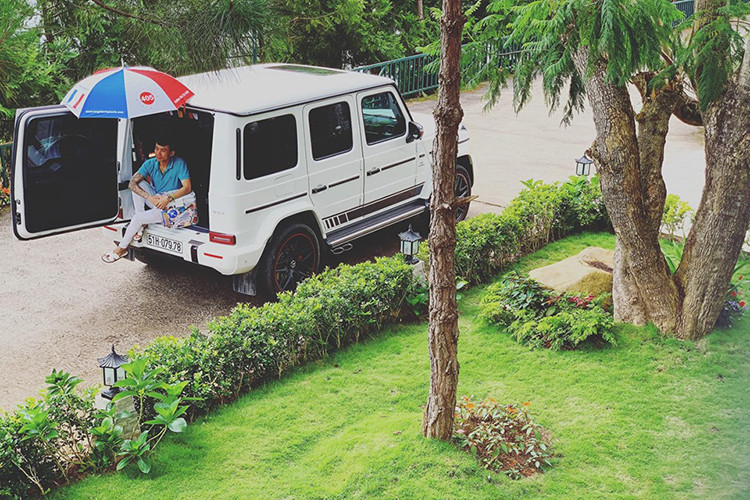 Theo dõi trên trang cá nhân của Minh Nhựa và những người trong gia đình cùng những tiết lộ từ phía bạn bè, có thể thấy mục đích chiếc xe SUV hạng sang Mercedes-AMG G63 2019 mới có mặt tại “thành phố sương mù” không gì khác ngoài việc phục vụ cho việc chụp ảnh cưới của cô con gái đầu lòng Phạm Trần Nguyễn Minh Anh.