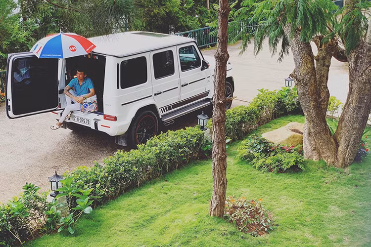 Theo dõi trên trang cá nhân của Minh Nhựa và những người trong gia đình cùng những tiết lộ từ phía bạn bè, có thể thấy mục đích chiếc xe SUV hạng sang Mercedes-AMG G63 2019 mới có mặt tại “thành phố sương mù” không gì khác ngoài việc phục vụ cho việc chụp ảnh cưới của cô con gái đầu lòng Phạm Trần Nguyễn Minh Anh.