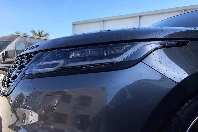 Cụm lưới tản nhiệt của xe thiết kế mang đặc trưng của nhà Range Rover, đèn pha và đèn định vị dạng LED lấy cảm hứng từ người anh em Evoque. Ánh sáng từ hệ thống đèn pha có khả năng chiếu xa đến 550 mét. Ở phía sau, đèn hậu sử dụng công nghệ LED, cản sau lớn.