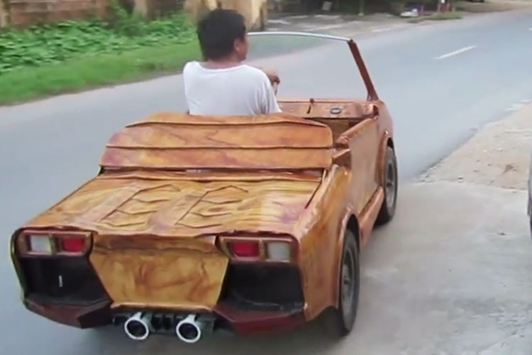 Tuy nhiên,nhiều người lại cho rằng, nếu cứ tiếp tục lưu thông như trong đoạn video ngắn, rất có thể cả người và xe sẽ gây nguy hiểm cho những người tham gia giao thông khác bởi nó chưa được phép lưu thông.