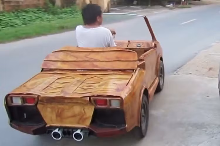 Tuy nhiên,nhiều người lại cho rằng, nếu cứ tiếp tục lưu thông như trong đoạn video ngắn, rất có thể cả người và xe sẽ gây nguy hiểm cho những người tham gia giao thông khác bởi nó chưa được phép lưu thông.