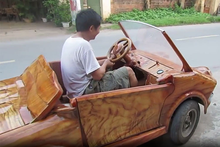 Hiện chưa rõ chiếc siêu xe gỗ nhái Lamborghini này sử dụng động cơ đốt trong hay động cơ chạy bằng điện. Những hình ảnh chó thấy người đàn ông có thể ngồi lên xe và dễ dàng vận hành với tốc độ trung bình.