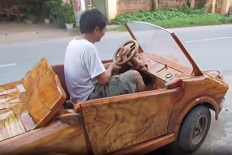 Hiện chưa rõ chiếc siêu xe gỗ nhái Lamborghini này sử dụng động cơ đốt trong hay động cơ chạy bằng điện. Những hình ảnh chó thấy người đàn ông có thể ngồi lên xe và dễ dàng vận hành với tốc độ trung bình.