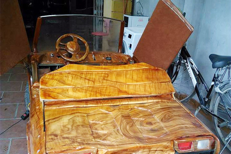 Theo lời mô tả của người đăng thì mẫu siêu xe gỗ tự chế này xuất hiện trên đường thị xã Sơn Tây, Hà Nội. Rất nhiều người vào bình luận và số đông đều cảm thấy bất ngờ và thú vị. Đặc biệt, chiếc xế hộp bằng gỗ này còn sở hữu bộ cửa cắt kéo y trên siêu xe Lamborghini thứ thiệt.