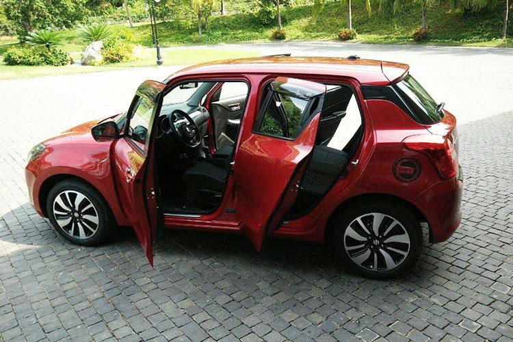 So với thế hệ cũ, Suzuki Swift 2018 thế hệ mới có không gian nội thất thoải mái hơn như khoảng cách đầu đã tăng lên 24mm, trong khi thể tích khoang hành lý tăng 58 lít. Nhiều chi tiết nội thất được thiết kế lại bắt mắt hơn so với trước, bên cạnh đó các tính năng mới cùng công nghệ cũng được bổ xung giúp cho xe hiện đại hơn.