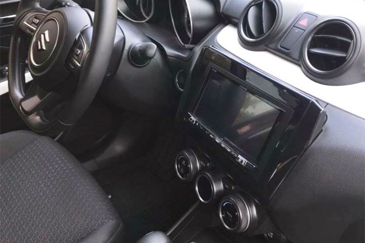 Động cơ xe là loại bốn xi lanh K12M 1.2 lít, công suất 83 mã lực tại vòng tua máy 6.000 vòng/phút và mô-men xoắn cực đại 108 Nm tại 4.400 vòng/phút, đi kèm hộp số tự động CVT. Bên cạnh đó là các tính năng an toàn như; Idling Stop (tạm dừng động cơ), hỗ trợ khởi hành ngang dốc, và cân bằng điện tử, ABS, túi khí kép cho hàng ghế trước…