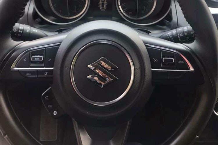 Cụ thể Swift 2018 mới được hãng xe Suzuki trang bị khá tiện nghi với hệ thống thông tin giải trí với kết nối smartphone Apple Carplay/Android Auto kèm màn hình cảm ứng 7 inch, âm thanh 6 loa, vô-lăng có nút điều chỉnh âm thanh. Các ghế ngồi được bọc vải nỉ kết hợp với da giả, điều hòa tự động, có cruise control… 