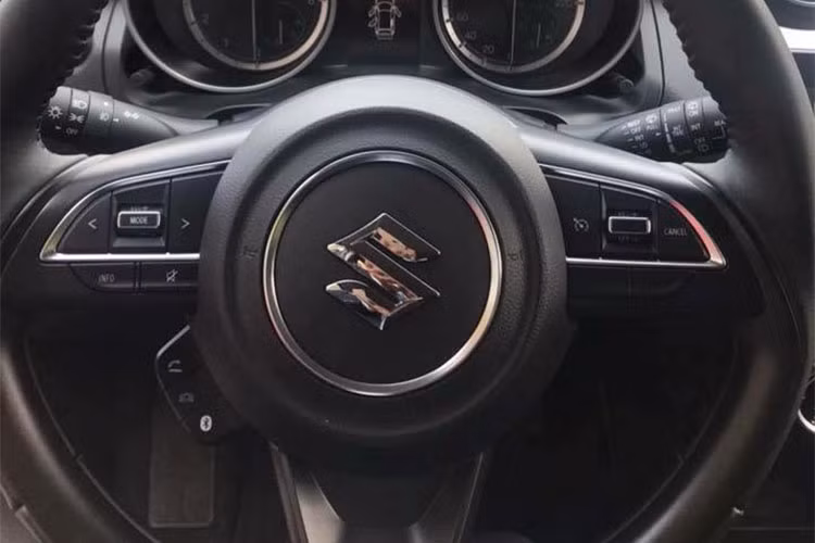 Cụ thể Swift 2018 mới được hãng xe Suzuki trang bị khá tiện nghi với hệ thống thông tin giải trí với kết nối smartphone Apple Carplay/Android Auto kèm màn hình cảm ứng 7 inch, âm thanh 6 loa, vô-lăng có nút điều chỉnh âm thanh. Các ghế ngồi được bọc vải nỉ kết hợp với da giả, điều hòa tự động, có cruise control… 