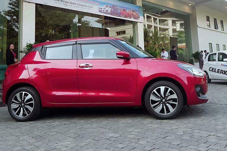 Suzuki Swift hoàn toàn mới vừa xuất hiện tại Việt Nam vẫn giữ lại những nét thiết kế cơ bản, nhưng đã tập trung thay đổi ở những chi tiết tạo điểm nhấn. Mũi xe sở hữu cụm tản nhiệt hình lục lăng với lớp lưới dạng tổ ong. Hốc đèn sương mù thay đổi trông hiện đại hơn và tích hợp với tấm khuếch tán gió gầm trước tạo nên vẻ khỏe khoắn mới mẻ.