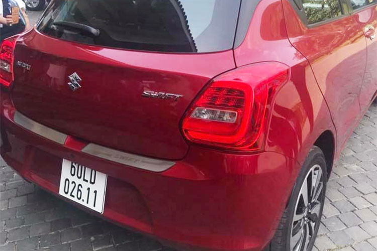 Suzuki Swift thế hệ mới cũng có nét hấp dẫn lạ khi thay đổi kiểu mái vòm có hình dáng nghiêng và những đường gờ có màu đen. Phía sau được cải tiến nhẹ nhàng và sẽ thể hiện những đường nét vuông góc với đèn hậu rộng hơn. Chiếc Swift mới có kích thước dài 3.840mm, rộng 1.695mm và cao 1.500 mm, cùng chiều dài cơ sở là 2.450 mm.