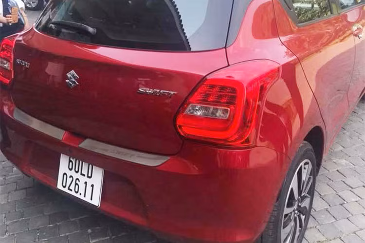 Suzuki Swift thế hệ mới cũng có nét hấp dẫn lạ khi thay đổi kiểu mái vòm có hình dáng nghiêng và những đường gờ có màu đen. Phía sau được cải tiến nhẹ nhàng và sẽ thể hiện những đường nét vuông góc với đèn hậu rộng hơn. Chiếc Swift mới có kích thước dài 3.840mm, rộng 1.695mm và cao 1.500 mm, cùng chiều dài cơ sở là 2.450 mm.