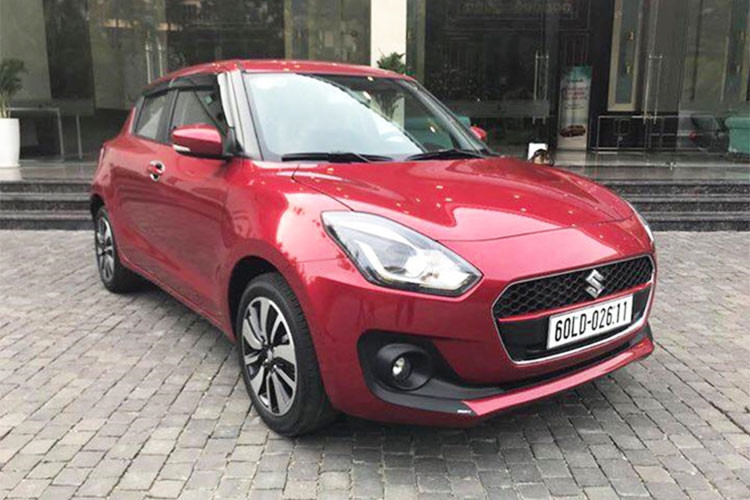 Chưa rõ Suzuki Việt Nam sẽ giới thiệu Swift mới ở thời điểm nào, việc chiếc xe đã được đeo biển kiểm soát cho thấy Suzuki Swift 2018 mới đã sẵn sàng bán ra thị trường. Hiện hãng xe Nhật Bản chưa tiết lộ thông tin nào về đối thủ của Honda Jazz và Toyota Yaris tại thị trường Việt Nam.