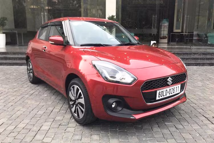 Chưa rõ Suzuki Việt Nam sẽ giới thiệu Swift mới ở thời điểm nào, việc chiếc xe đã được đeo biển kiểm soát cho thấy Suzuki Swift 2018 mới đã sẵn sàng bán ra thị trường. Hiện hãng xe Nhật Bản chưa tiết lộ thông tin nào về đối thủ của Honda Jazz và Toyota Yaris tại thị trường Việt Nam.