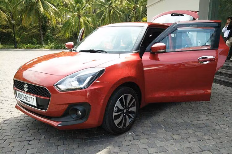 Nhà phân phối và lắp rắp Suzuki Việt Nam sẽ không tham gia triển lãm ôtô Việt Nam - VMS 2018 nên hiện tại chưa rõ Swift 2018 sẽ được ra mắt thị trường vào thời điểm nào. Tịa thị trường quốc tế, Swift mới được xem là đối thủ đáng gờm của "những người đồng hương" mang thiết kế hatchback cỡ B như Toyota Yaris, Honda Jazz, Mazda2.