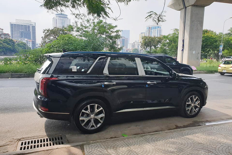 Hyundai Palisade 2020 mới sở hữu chiều dài 4.980 mm, rộng 1.976 mm, cao 1.750 mm và chiều dài cơ sở 2.900 mm. Xe sở hữu thiết kế ngoại thất khá ấn tượng với lưới tản nhiệt Cascading Grille cỡ lớn đi kèm viền mạ crôm dày dặn, tấm ốp bảo vệ gầm màu bạc và đèn LED định vị ban ngày nằm trên cụm đèn pha chính.