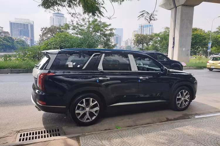 Hyundai Palisade 2020 mới sở hữu chiều dài 4.980 mm, rộng 1.976 mm, cao 1.750 mm và chiều dài cơ sở 2.900 mm. Xe sở hữu thiết kế ngoại thất khá ấn tượng với lưới tản nhiệt Cascading Grille cỡ lớn đi kèm viền mạ crôm dày dặn, tấm ốp bảo vệ gầm màu bạc và đèn LED định vị ban ngày nằm trên cụm đèn pha chính.