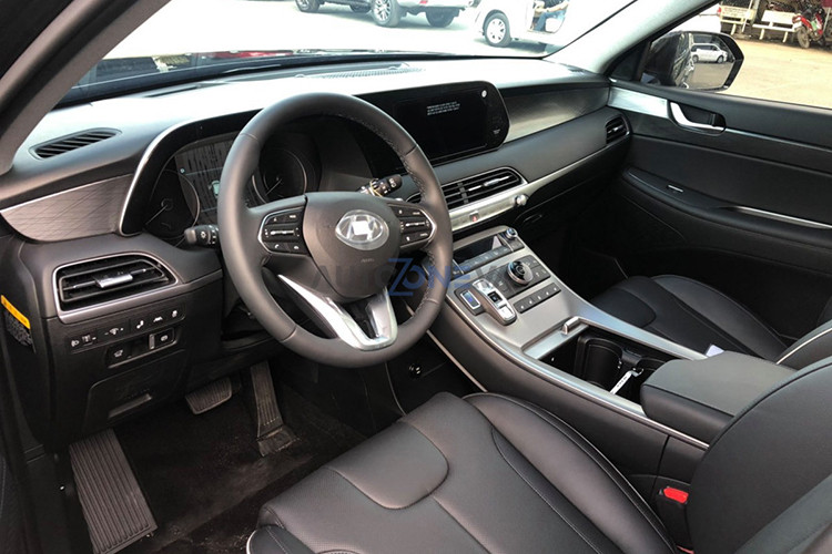 Bên trong Hyundai Palisade 2020 tại Việt Nam là không gian nội thất bọc da màu đỏ giống xe ở Philippines. Do đó, có thể dự đoán mẫu SUV cỡ lớn này ở Việt Nam cũng có không gian nội thất 3 hàng ghế rộng rãi với cấu hình 2+2+3 và khoang hành lý có thể tích 509 lít. Riêng hàng ghế giữa đi kèm 2 ghế thương gia êm ái và tiện nghi.