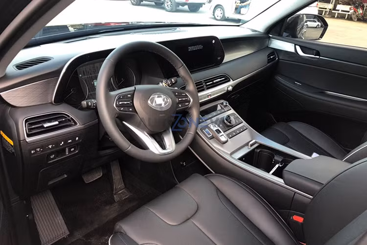 Bên trong Hyundai Palisade 2020 tại Việt Nam là không gian nội thất bọc da màu đỏ giống xe ở Philippines. Do đó, có thể dự đoán mẫu SUV cỡ lớn này ở Việt Nam cũng có không gian nội thất 3 hàng ghế rộng rãi với cấu hình 2+2+3 và khoang hành lý có thể tích 509 lít. Riêng hàng ghế giữa đi kèm 2 ghế thương gia êm ái và tiện nghi.