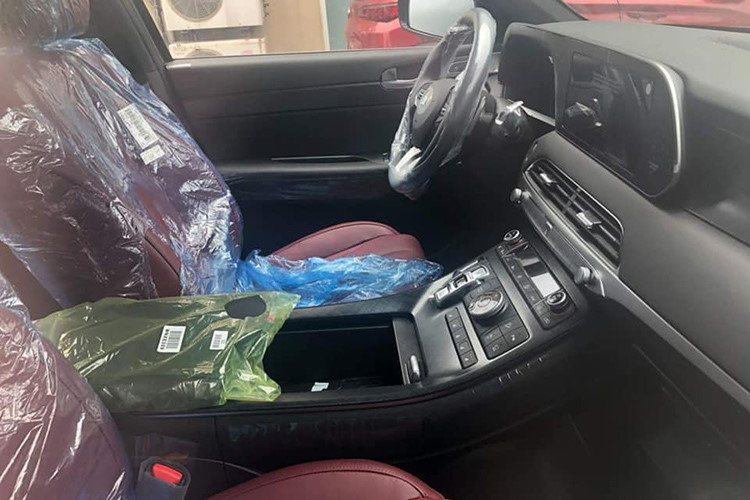 Những trang bị tiện nghi đáng chú ý của mẫu SUV cỡ lớn này bao gồm sạc điện thoại thông minh không dây, hệ thống thông tin giải trí với màn hình cảm ứng 10,25 inch và màn hình thông tin kính lái HUD. Ngoài ra, xe còn được trang bị hệ dẫn động 4 bánh toàn thời gian HTRAC đi với hệ thống kiểm soát đa địa hình, chỉnh bằng phím trong xe cùng 4 chế độ lái là Eco, Smart, Sport và Comfort...