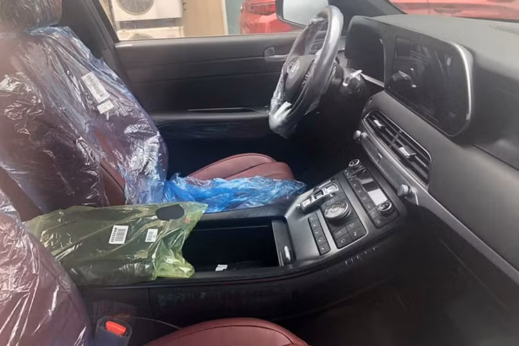 Những trang bị tiện nghi đáng chú ý của mẫu SUV cỡ lớn này bao gồm sạc điện thoại thông minh không dây, hệ thống thông tin giải trí với màn hình cảm ứng 10,25 inch và màn hình thông tin kính lái HUD. Ngoài ra, xe còn được trang bị hệ dẫn động 4 bánh toàn thời gian HTRAC đi với hệ thống kiểm soát đa địa hình, chỉnh bằng phím trong xe cùng 4 chế độ lái là Eco, Smart, Sport và Comfort...