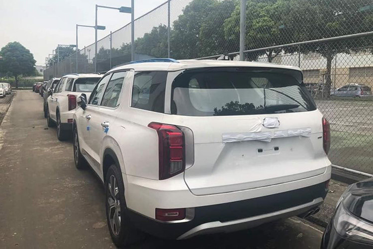 Tất cả các phiên bản của Hyundai Palisade 2020 đều đi kèm với một loạt tính năng an toàn tiêu chuẩn bao gồm: Cảnh báo va chạm trước với tính năng phát hiện người đi bộ, cảnh báo điểm mù, hỗ trợ đi đúng làn đường, đèn pha thích ứng (High Beam Assist), cảnh báo tài xế mất tập trung (Driver Attention Warning), hệ thống kiểm soát hành trình thông minh với tính năng Stop and Go...