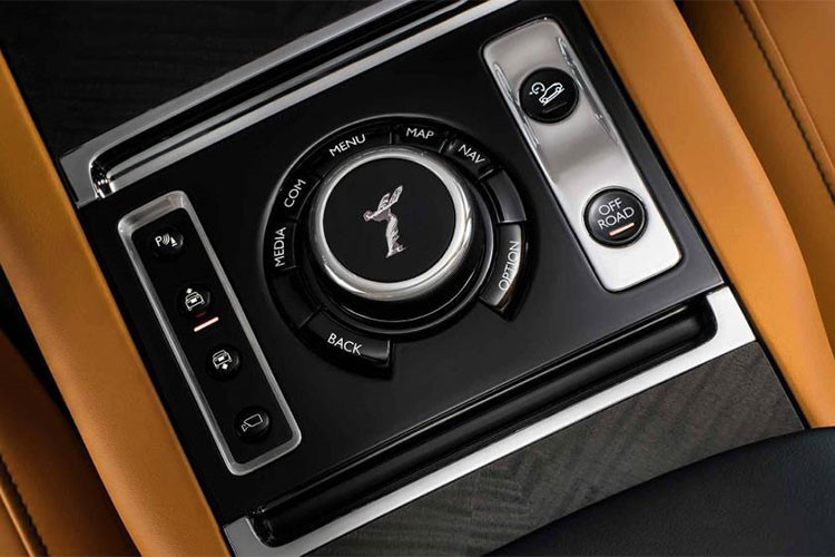 Trang bị an toàn gồm: hệ thống nhìn đêm với tính năng phát hiện thú vật hoặc người đi bộ qua đường, cảnh báo người lái mất tập trung, 4 camera cho tầm nhìn bao quanh xe, màn hình hiển thị trên kính 7×3 độ phân giải cao, cảnh báo chuyển làn, cảnh báo rời làn, cảnh báo tai nạn, cảnh báo xe đang đi phía sau, giữ ga tự động…