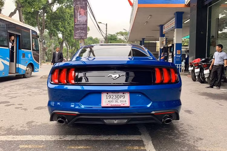 Chưa hết, bộ mâm 5 chấu đơn của xe với 2 tông màu tương phản là mạ crom và xám nhám cũng mang đến điểm nhấn ở ngoại hình. Ở ngoại hình của Ford Mustang đời 2018 cũng có vài thay đổi nho so với đời trước như đèn pha, cản va trước hay lưới tản nhiệt đều được thiết kế lại.