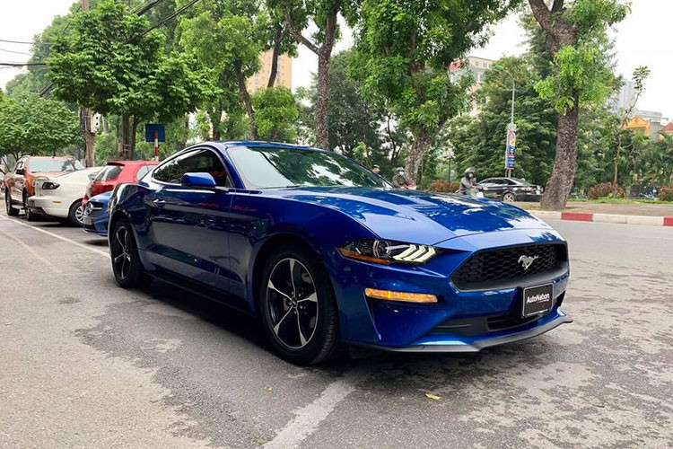 Những chiếc Ford Mustang thế hệ thứ 6 đặc biệt được ưa chuộng tại Việt Nam, bước sang thế hệ nâng cấp đời 2018, mẫu xe thể thao đến từ Mỹ đã có khoảng 4 chiếc được đưa về nước. Mới đây nhất là 1 chiếc Ford Mustang đời 2018 mang màu xanh dương đã cập bến Hà Nội.