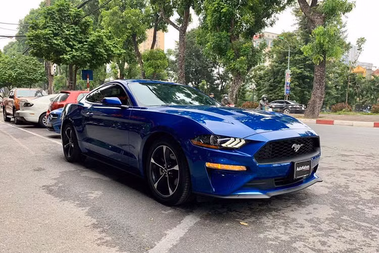 Những chiếc Ford Mustang thế hệ thứ 6 đặc biệt được ưa chuộng tại Việt Nam, bước sang thế hệ nâng cấp đời 2018, mẫu xe thể thao đến từ Mỹ đã có khoảng 4 chiếc được đưa về nước. Mới đây nhất là 1 chiếc Ford Mustang đời 2018 mang màu xanh dương đã cập bến Hà Nội.